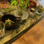 草如庵 - 八寸
      目にも鮮やか
      端境期ですが夏の山の味覚を存分に