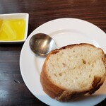 ア ターブル - バケットとオリーブオイル。バケットはおかわりOK！