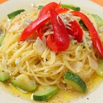 めがね食堂 a la gri - ズッキーニとパプリカ・シラスの柚子こしょう風味パスタ