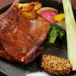 めがね食堂 a la gri - 68℃でじっくりていねいに煮込んだ北海道産骨付き鴨もも肉のコンフィ