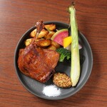 めがね食堂 a la gri - 68℃でじっくりていねいに煮込んだ北海道産骨付き鴨もも肉のコンフィ