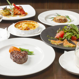 Lots of famous dishes! Full course where you can enjoy authentic French cuisine