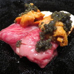 鳥茂 - 松茸のサーロイン巻き、雲丹とキャビア載せ