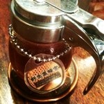 印度料理シタール - テーブル上の野生黒蜂蜜