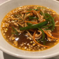 中国飯店 富麗華 - 野菜と豚肉の辛味スープそば