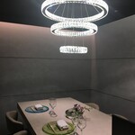 蕎麦粉懐石 銀座てあん - シャンデリアも料理を引き立たせます