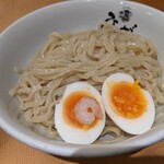 ひるがお - ツヤツヤな平打ち麺に味玉がON（小えび一つ(笑)）