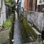 Kushiya Sakatami - お店の裏側は用水路…水が綺麗だな