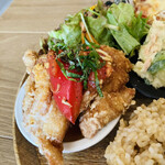 ゴムカフェ - メインの鳥の竜田揚げトマトダレかけ