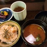 道後湯の宿 さち家 - 鯛めしと赤出し。味噌汁の具はむき身のアサリでした