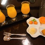 道後湯の宿 さち家 - 左から、はだかみかん、ポンカン、デコポンのジュース。一生飲んでいたい。。。デザートの蜜柑も完熟で甘かったです