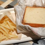 BAKERY & BURGER JB'S TOKYO - フレンチフライとチーズバーガー
            上から見るとただの食パンだけどw