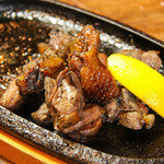蘇麻 - 出水産のジューシーなさつま赤鶏のももを炭火焼きで！噛むほどに旨味がじゅわ～っとあふれ出します！