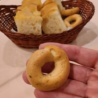 エリオ・ロカンダ・イタリアーナ - ポリポリして美味しい輪っか。このパンたちだけ販売してくれないかな。