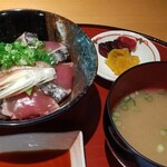 和食 あまの - 日替わりメニュー「かつおたたき丼」500円（ご飯少なめ）