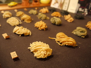 Pasteria bambu - bambuでは、毎日粉から練り上げた自慢の生パスタを使用いたいします。生地・麺・ソースと組み合わせは様々。お気軽にお尋ねください！