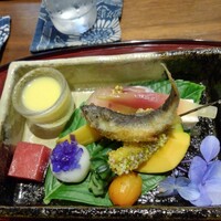 米倉 - 八寸。稚鮎、メゴチフライ、あじの寿司、新じゃが、ミョウガ、きゅうり、金柑、トマトゼリー、ズッキーニ、トウモロコシのすりながし