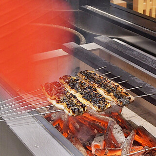 老舗問屋の目利きが吟味。旬のうなぎをオリジナル備長炭で焼く！