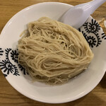 ルースター - 「つけそば 醤油 特盛〔2玉〕」「つけ麺」上から。配膳前に、ほぐし水のようなものを麺の上から掛けての提供であった。透明ではなくわずかに黄色みが付いていた。退店時に店主に伺ってみると、何と、鰹の二番出汁を使用しているのだそうだ。