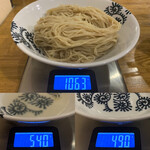 ルースター - 「つけそば 醤油 特盛〔2玉〕」「つけ麺」総重量（実測値）573g。うち「つけ麺」総重量（実測値）523g、うち「ほぐし水〔二番出汁〕」総重量（実測値）50g。
