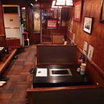 花たれ - 昔ながらの焼肉屋って感じの店内(笑)