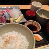 丸新 - ブリとサンマ刺身定食 1000円