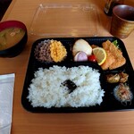 あかのれん - 日替わり弁当味噌汁付　６００円