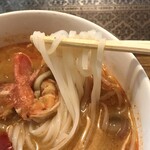 タイ スパイシー - トムヤムクンラーメン　麺アップ