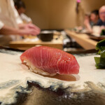 鮨 龍次郎 - まずは一貫握らせてくださいの中トロ♡