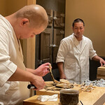 鮨 龍次郎 - お弟子さんの真剣な眼差し。そして恐ろしいでかさの鮑！千葉大原だっけか？