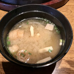 ステーキハウス慶 - 飲み物の代わりに選んだ味噌汁。
ワカメとお麩、それと細切り高野豆腐？入り。
普通に美味しいです。