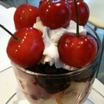 フルーツパーラーフクナガ - チェリーパフェ