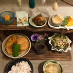 Tsuyoshi No Korokke Hompo - 上段(ピクルス、ナスのトマト煮、デザートのくるみ餅とマンゴー)
                        下段(コロッケ2種、ソース、サラダ)
                        ご飯とコンソメスープ
