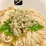 中華そば 髙野 - つけ蕎麦には冷たく旨味たっぷりの昆布水にとろろ昆布がトッピング