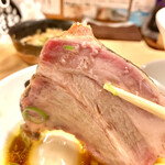 中華そば 髙野 - 吊し焼き厚切り豚バラチャーシューはスモーキー