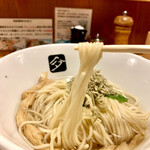 中華そば 髙野 - ブランド小麦春よ恋を使用した中太ストレート低加水麺はツルツルで喉越し抜群！