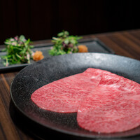 焼肉うしごろ 銀座並木通り店 - 厳選サーロイン 大葉と茗荷の包み焼き