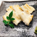 和食居酒屋虎視眈々 - 職人の技で、柔らかく焼き上げた穴子の白焼。天ぷらも対応しております。