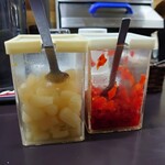 牛すじカレー 小さなカレー家 - 卓上のラッキョウと福神漬