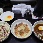 牛すじカレー 小さなカレー家 - 冷カレーうどん（550円）に味噌チキン（200円）、生玉子（50円）、コールスローW（100円）を追加した♪
      茹玉子ハーフはデフォで付いた♡