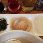 らぁめん もののこころ - 鮭茶つけ麺の具材