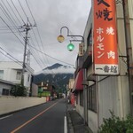 Ichibankan - お店越しに武甲山を眺める