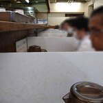 ラーメン二郎 - 角席です！親父どもの顔が丸見え(^^♪