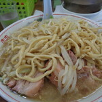 ラーメン二郎 - 豚は手前にあるよな、なんかいつもより多くね~か？