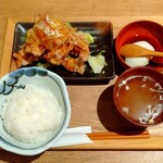 肉汁餃子のダンダダン - 油淋鶏ランチ·750円。