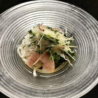 喜楽 - 先付
                    魚そうめん。冷たいジュレと薬味に茗荷、下には叩いたオクラが隠れていて合わせていただくと清涼感が広がります。