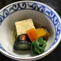 喜楽 - 冷やし椀。
                    季節野菜とすり身のはいった玉子豆腐の炊き合わせ。
                    振り柚子が良い香り！