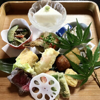 喜楽 - お福ひな膳　2200円。
                    八寸。色々盛り込まれていて目にも鮮やか。
                    旬のお味がいただけます。
