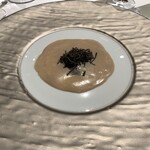 シェ・イノ - 黒トリュフのピューレ入りラヴィオリ、マロンソース