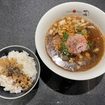 Japanese Soba Noodles 蔦 - 「黒毛和牛と本枯れ節の醤油ラーメン」1600円と「ガチョウのフォアグラバターご飯」400円